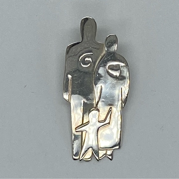 Two Parents and Child Family Pin - Picture 8 of 8